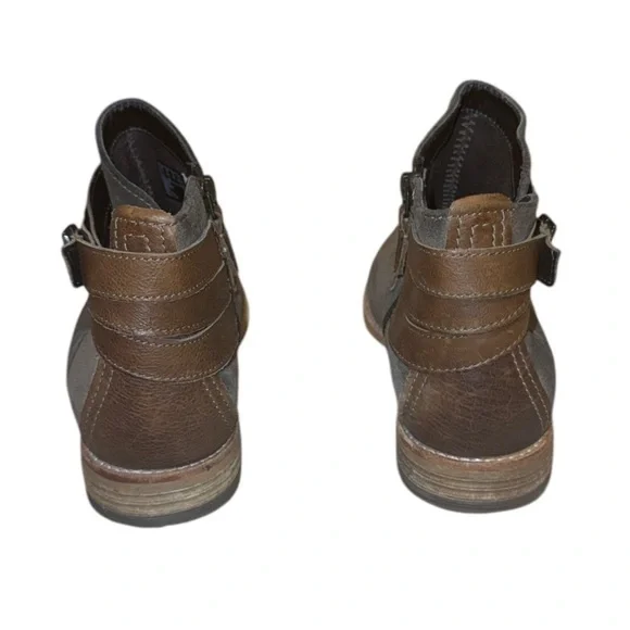 Clarks NWOT Dark Grey Suede Booties - Picture 4 of 6
